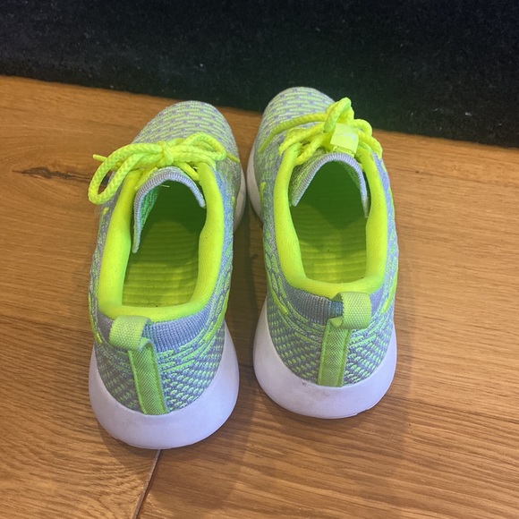 Nike flyknit roshe neon green - Picture 3 of 4